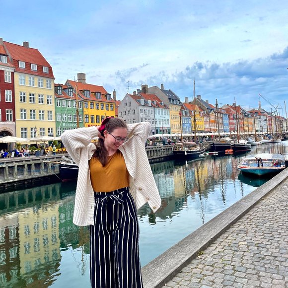 Meet your Posher, Tori - Picture 3 of 6